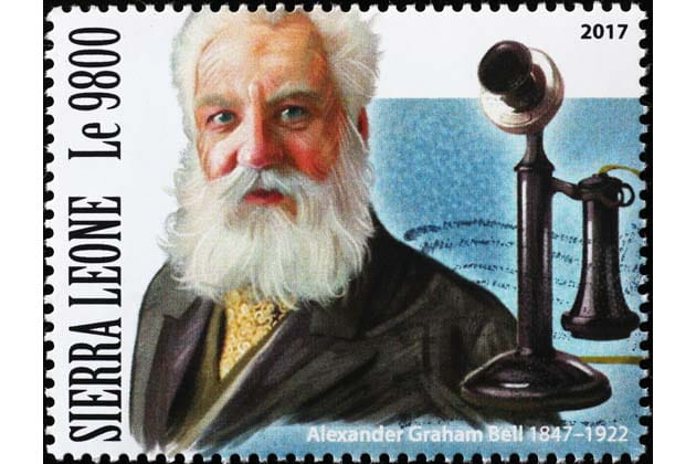 Eine Briefmarke, wo der Erfinder des Telefons Alexander Graham Bell und ein altes Telefon zu sehen sind.