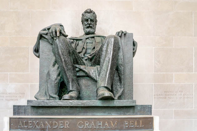 Statue von einem sitzenden Alexander Graham Bell in Ontario in Kanada