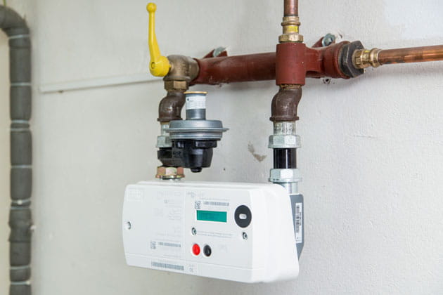 Gaszähler und Gasleitung im Keller eines Gebäudes