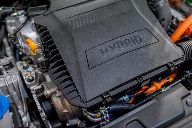 Draufsicht auf einen Motor im Hybrid-Auto.