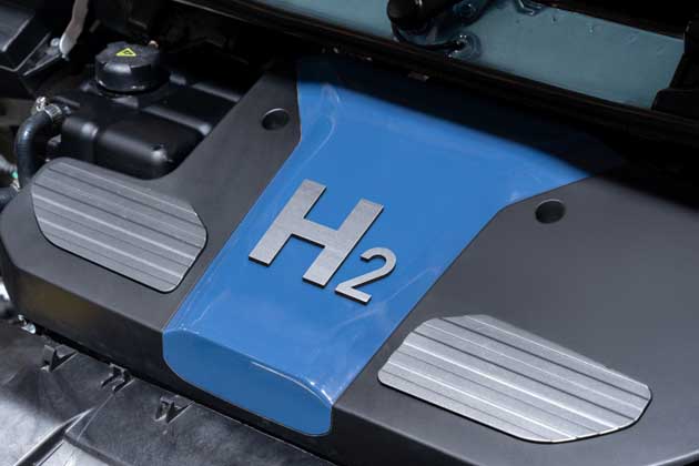 Schwarz-blauer Wasserstoffmotor eines Wasserstoffautos mit "H2"-Audruck.