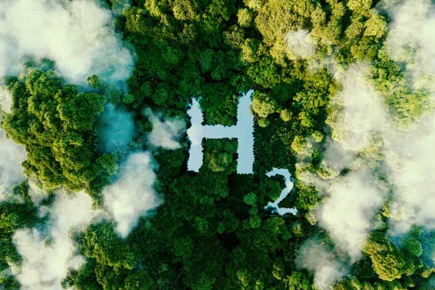 Vogelperspektive von einem grünen Wald mit Nebel in dem ein "H2" ausgeschnitten ist.