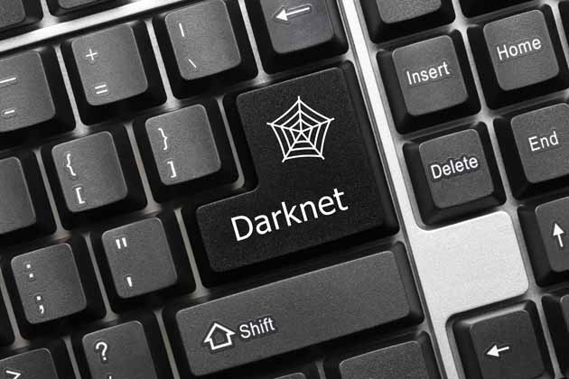 Eine Tastatur mit schwarzen Tasten, wo die Enter-Taste durch eine Darknet-Taste ersetzt ist.