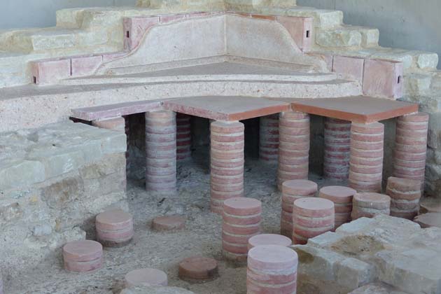 Nachbau einer alten römischen Fußbodenheizung in einem Museum