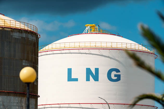 Ein großer weißer Tank mit Flüssigerdgas auf dem in blauen Buchstaben "LNG" steht.