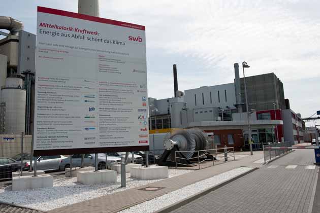 Die Zufahrt zu dem swb-Mittelkalorik-Kraftwerk in Bremen mit einem großen Schild.