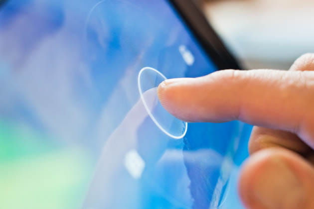 Ein Zeigefinger berührt den Touchscreen einer Bildschirmoberfläche.