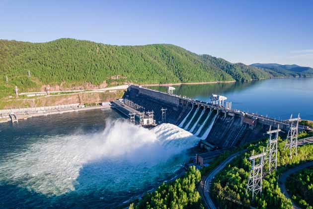 Staudamm bei einem Fluss nutzt Wasserkraft zur Stromerzeugung.