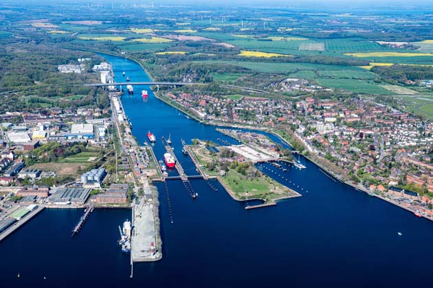 Eine Luftaufnahme von den Schleusen des Nord-Ostsee-Kanals bei Kiel-Holtenau mit Umland.