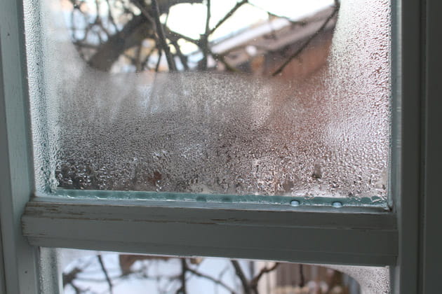 Kondenswasser, das sich am Rand eines Fensters abgelagert hat