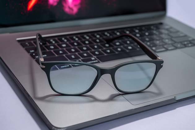 Eine Blaulichtfilter-Brille liegt auf einem Laptop.
