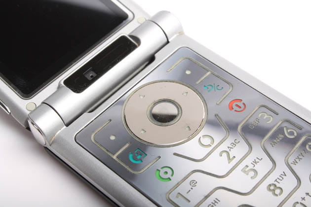 Ein altes, silbernes Motorola RAZR V3 Klapphandy auf weißem Hintergrund.