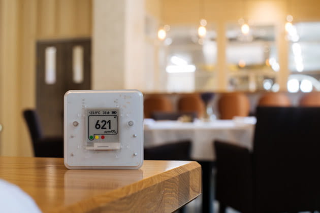 CO₂-Sensor, der die Luftqualität in Innenräumen für eine gesunde Arbeitsumgebung kontrolliert   