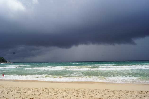 Drohendes Gewitter über dem Meer an einem Strand