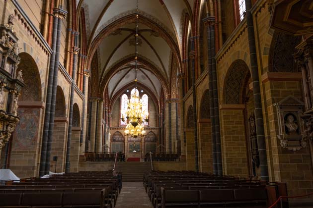 Der Bremer St.-Petri-Dom von innen mit Blick auf den Altar.
