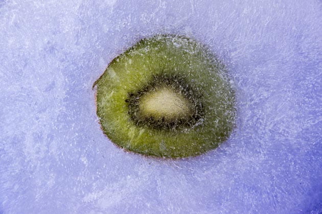 Eine halbe Kiwi ist im Eis eingeschlossen.