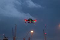 Ein Kleinfluggerät (Drohne) der Firma SITEBOTS GmbH macht Wärmebildaufnahmen