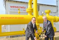 Premiere für H-Gas: swb-Vorstand Timo Poppe und wesernetz-Geschäftsführer Andreas Fröstl starten die Einleitung