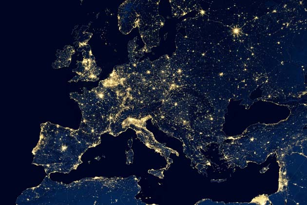 Ein Satellitenbild aus dem Weltall von Europa bei Nacht, wo die Lichter der Städte zu sehen sind.