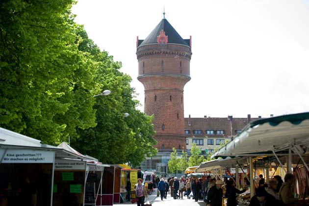 Der Markt mit dem Bremerhavener Wasserturm Geestemünde im Hintergrund.